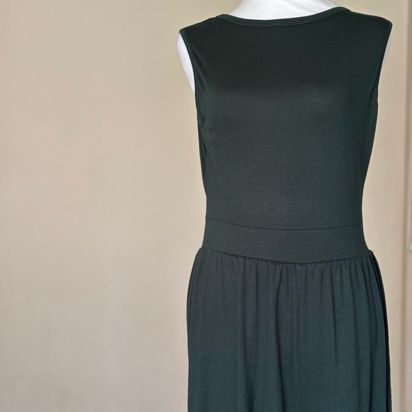 Pretty Garden Women’s Elegant Dark Green Sleeveless Jumpsuit Size Medium - Picture 5 of 11